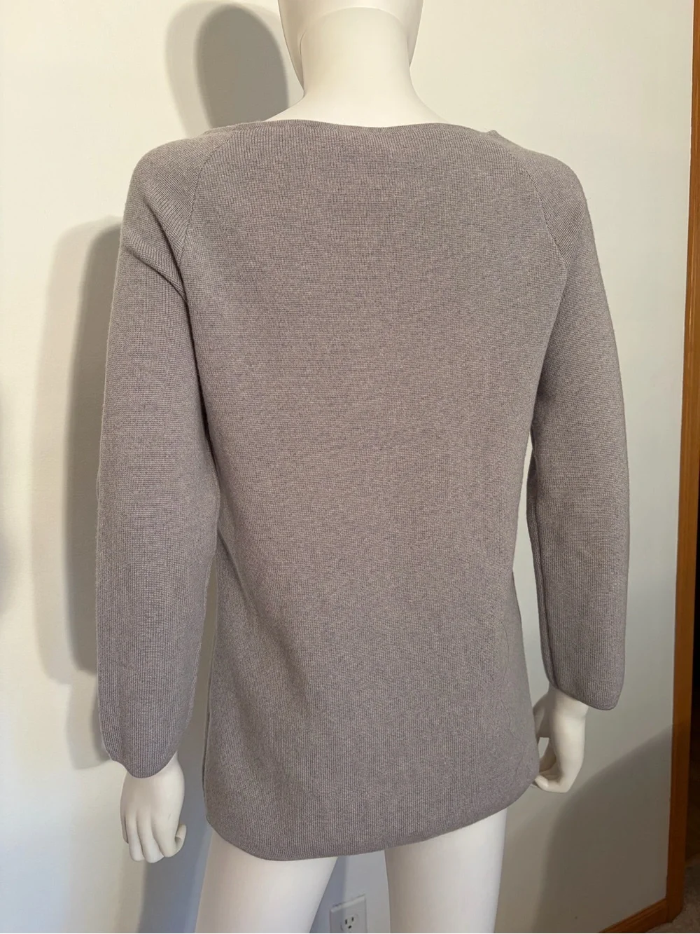 #924 Tory Burch Scoop-neck Sweater in Gray. 90% of sweater 100% Merino Wool